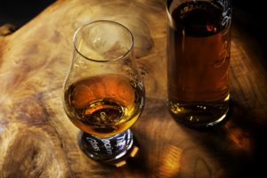 verre et bouteille whisky